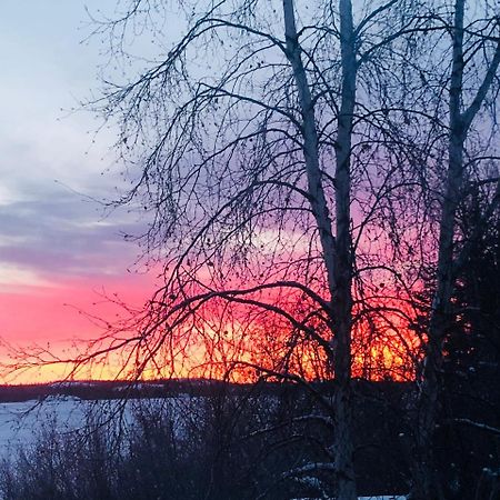 Mabuhay Lakeside Manor Bed & Breakfast Yellowknife Exterior photo