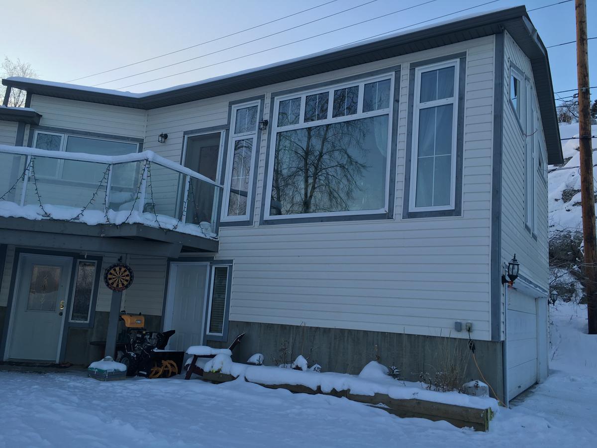Mabuhay Lakeside Manor Bed & Breakfast Yellowknife Exterior photo