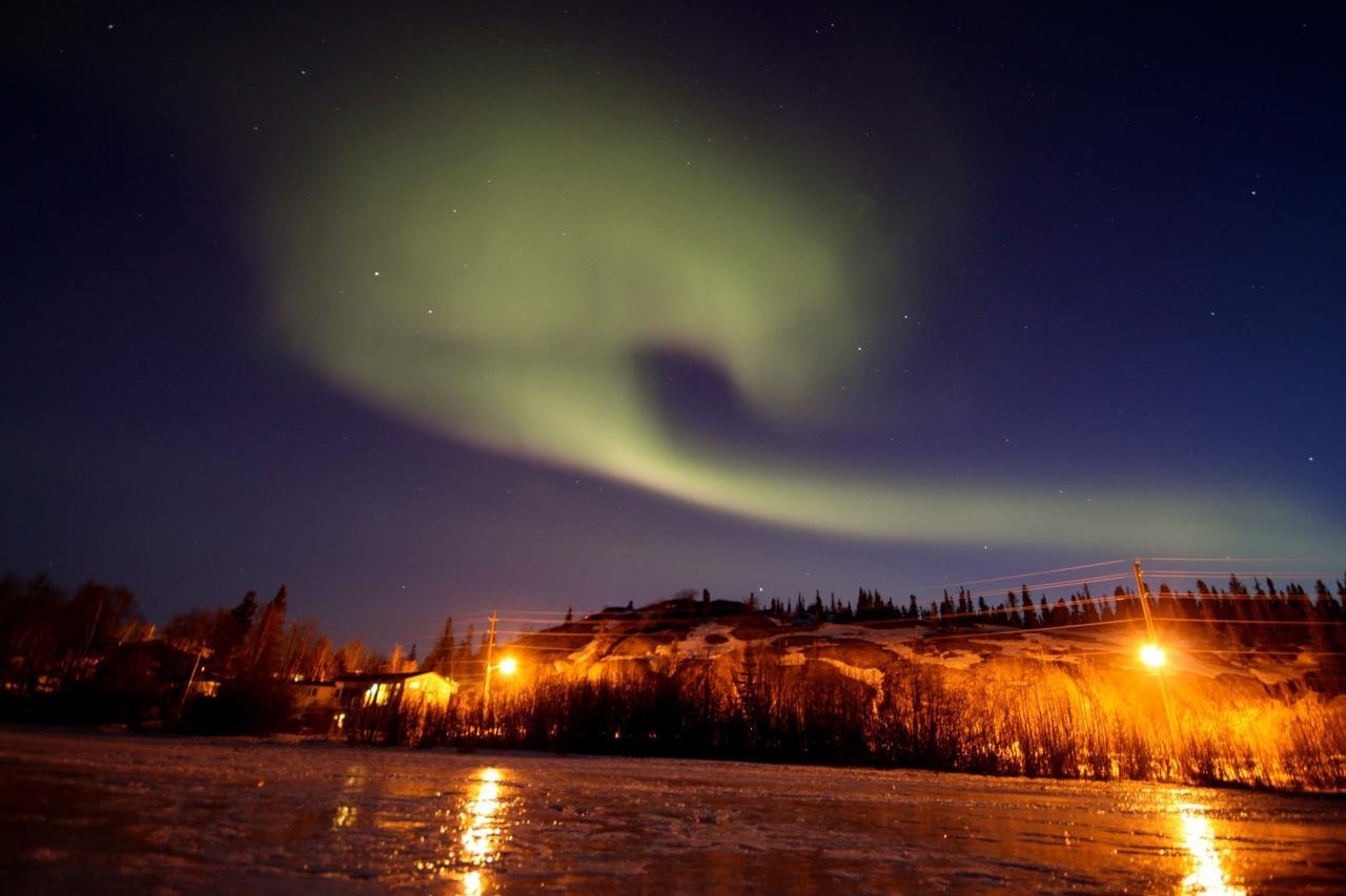 Mabuhay Lakeside Manor Bed & Breakfast Yellowknife Exterior photo