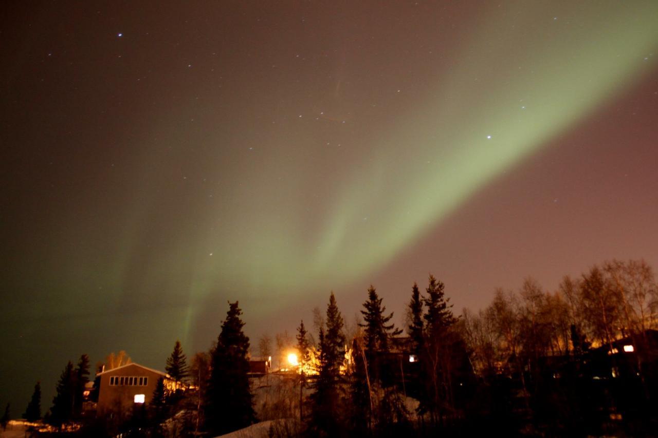 Mabuhay Lakeside Manor Bed & Breakfast Yellowknife Exterior photo