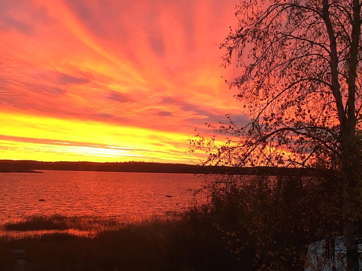 Mabuhay Lakeside Manor Bed & Breakfast Yellowknife Exterior photo