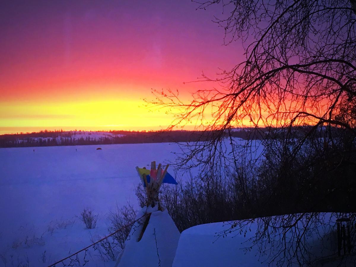 Mabuhay Lakeside Manor Bed & Breakfast Yellowknife Exterior photo