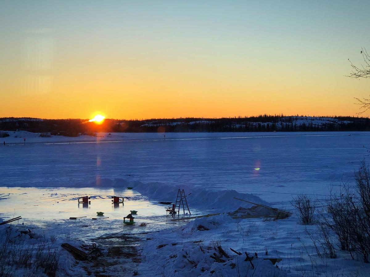 Mabuhay Lakeside Manor Bed & Breakfast Yellowknife Exterior photo