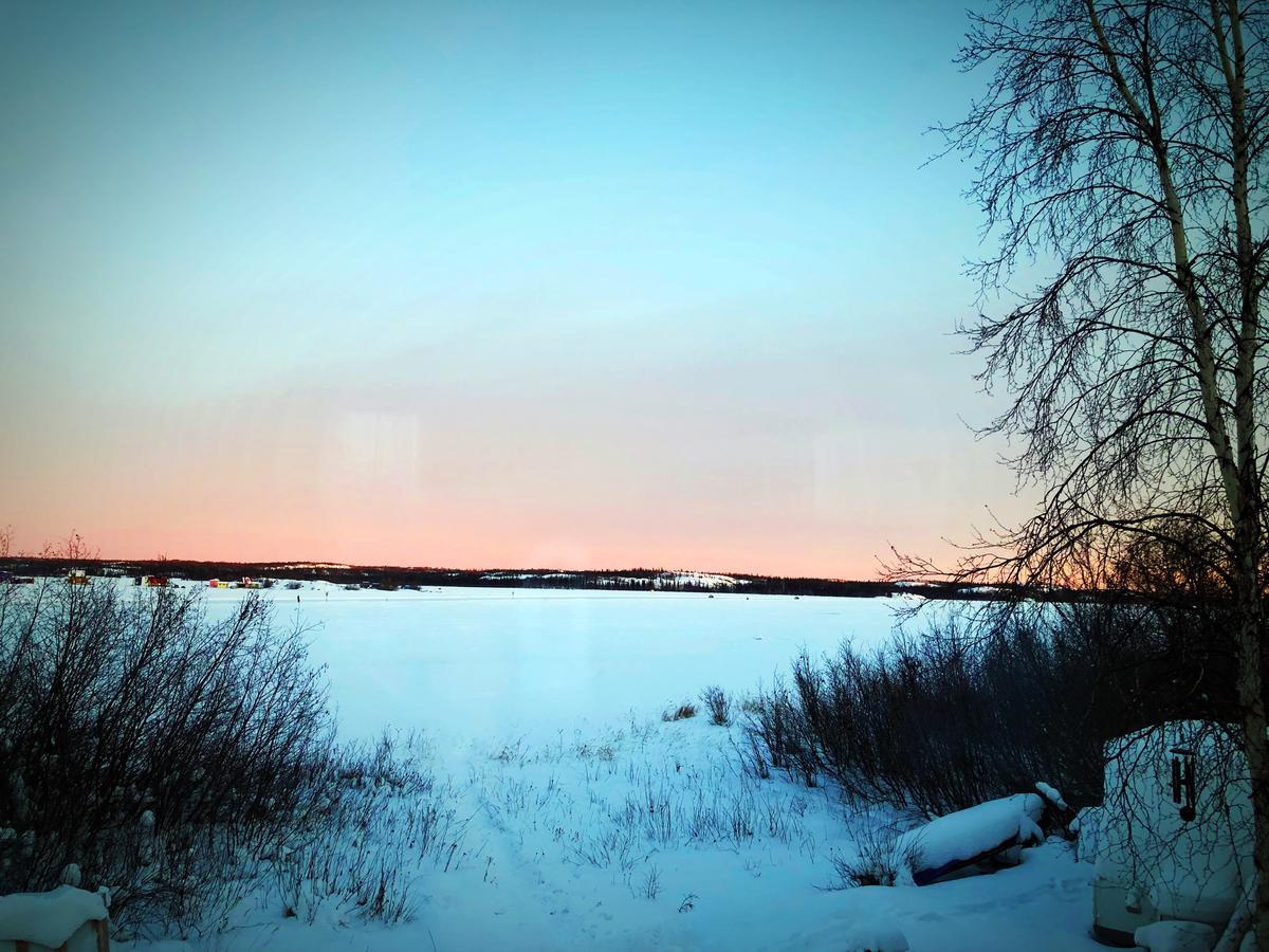 Mabuhay Lakeside Manor Bed & Breakfast Yellowknife Exterior photo