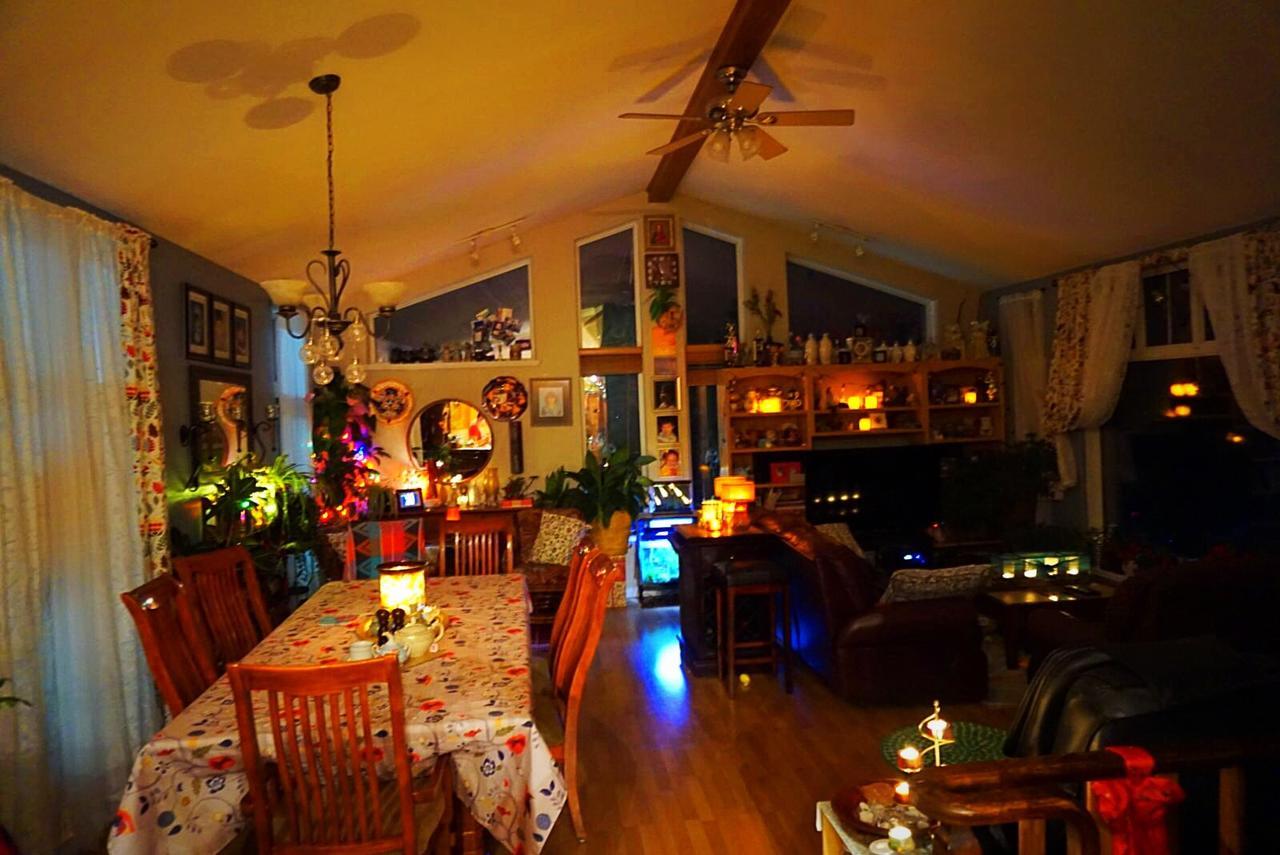 Mabuhay Lakeside Manor Bed & Breakfast Yellowknife Exterior photo