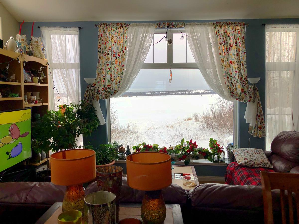 Mabuhay Lakeside Manor Bed & Breakfast Yellowknife Exterior photo