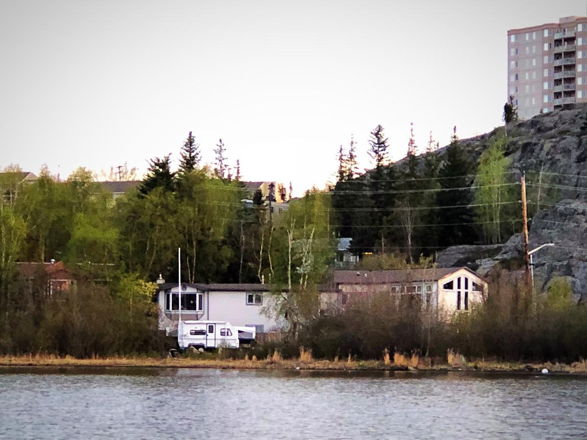 Mabuhay Lakeside Manor Bed & Breakfast Yellowknife Exterior photo