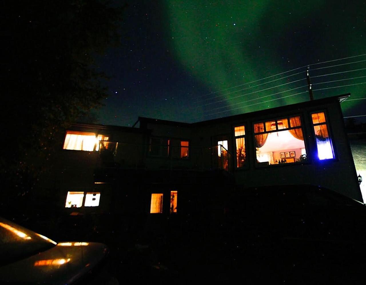 Mabuhay Lakeside Manor Bed & Breakfast Yellowknife Exterior photo